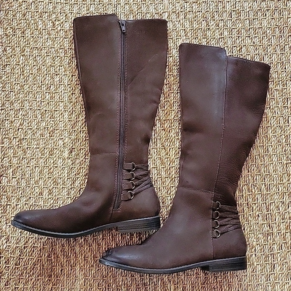 STEVE MADDEN dark brown thigh high boots. Low heel. Size is 5.5